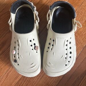 Unisex cream neutral color Crocs Clogs with Strap men’s size 5 women’s size 7
